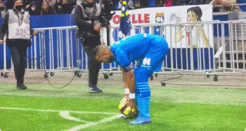 意媒：国米可以启用青训小将卡马特，以应对邓弗里斯伤缺情况（意媒：邓弗里斯伤停，国米考虑启用青训小将卡马特顶替）