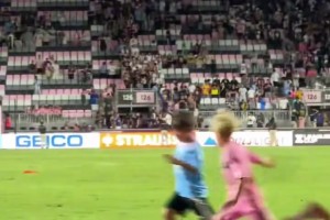 一己之力抹平分差！奎因第三节6中6狂轰21分5助攻（奎因单节神迹：第三节6投全中轰21分5助攻，一人掀起追分潮）