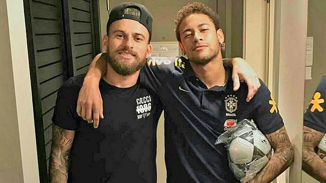 巴萨主席拉波尔塔圣诞晚宴展现亲和力 球队领跑西甲前景光明（拉波尔塔圣诞宴上亲和满满 巴萨领跑西甲前景大好）