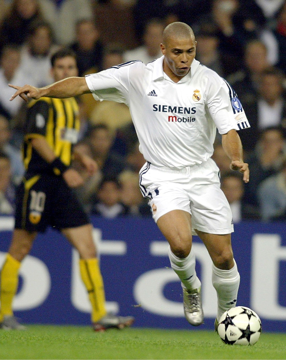 乔治娜点赞安东内拉庆祝梅西夺冠帖子，引发球迷热议（乔治娜点赞安东内拉庆祝梅西夺冠发文，球迷热议不断）