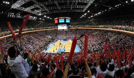 另一个半球的思念，奥斯卡晒出在家观看海港亚冠比赛照片（远隔重洋心系海港，奥斯卡晒在家观战亚冠照）